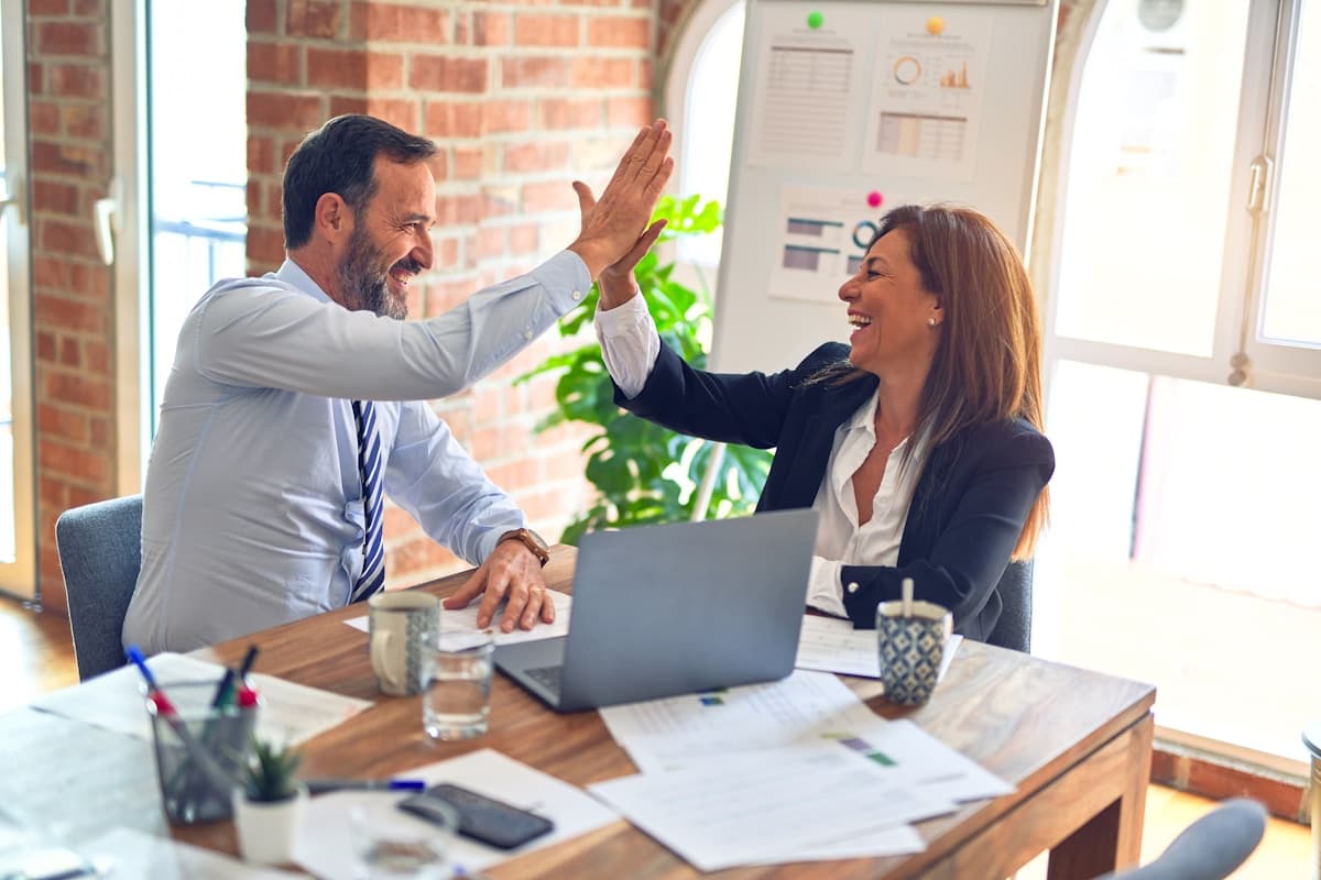 Equipe de negócios trabalhando com sistema integrado